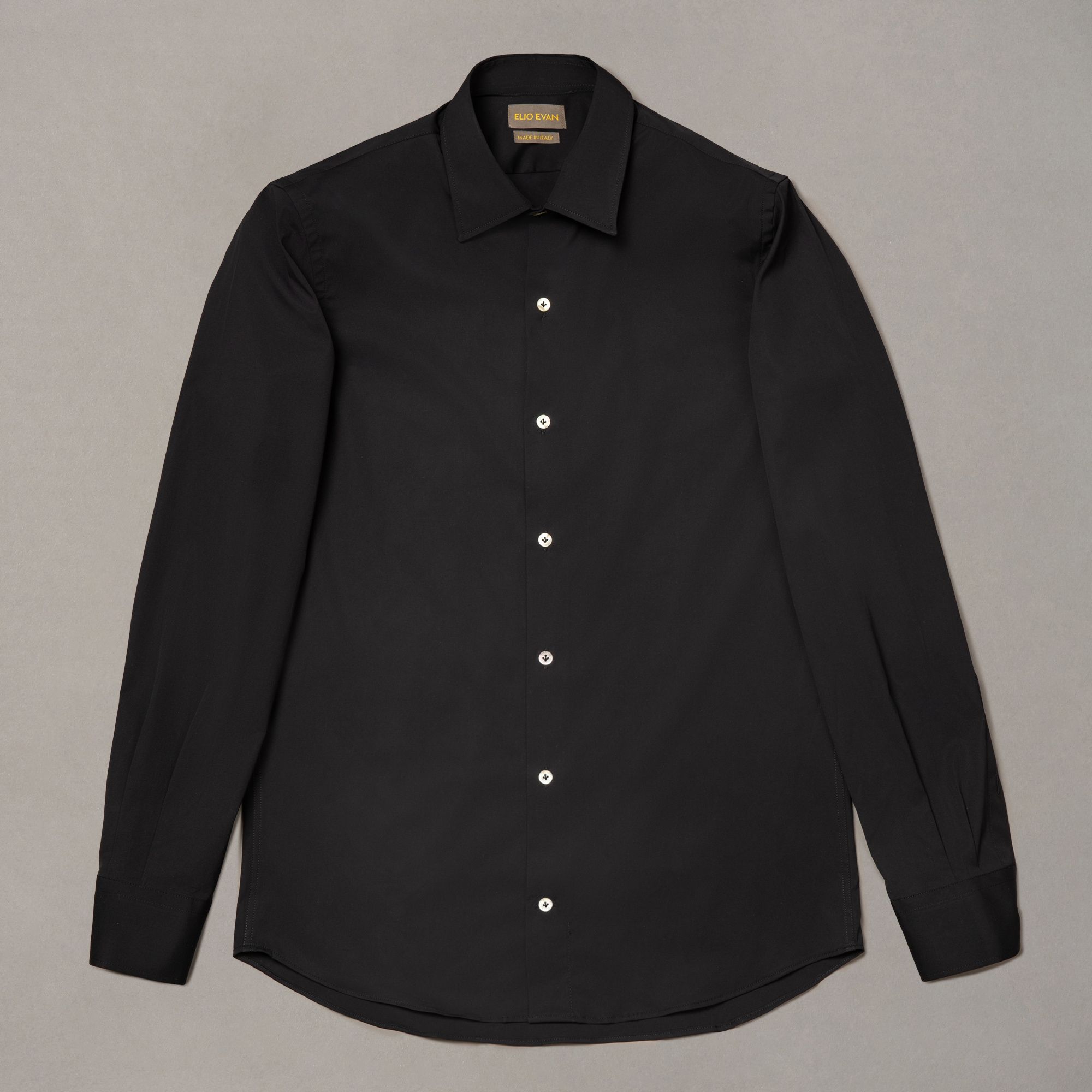 Camicia nera con collo semipunta